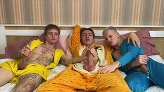 Hot neuken van een slaapfeest tussen jongens