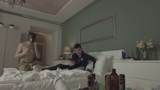 Volwassen man neuken twee leuke jongens op het feest