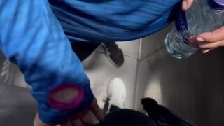 Gymnastiek: warme massage in het toilet