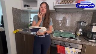 Mijn opgewonden blonde buurvrouw vraagt haar om een massage video voor haar minnaar