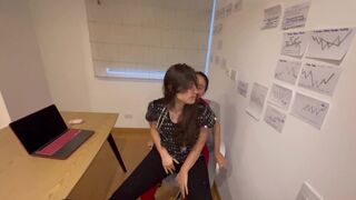 De studente bedriegt me en we eindigen naakt in mijn kantoor