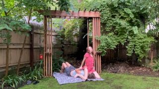 Stille verleiding in de tuin, proberen mijn kreunen te onderdrukken