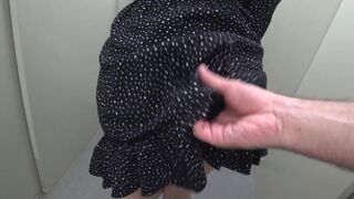 Vrouw bedriegt haar man met een collega aan de voorkant van het huis