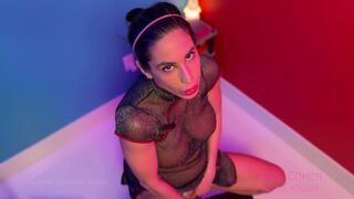 Lana Cohen milf neukt zichzelf met een dildo terwijl het dragen van een kont plug