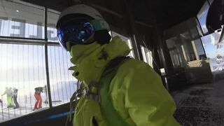 Openbare pijpbeurt op de skilift in 4k