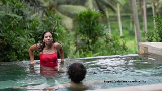 Op vakantie in Bali neuk ik zijn poesje in het openbaar