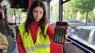 De buschauffeur pakte de misleide passagiers en neukte hem met zijn smaak in de cumshot