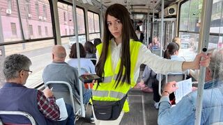 Buschauffeur meisje verandert haar leven en neukt de passagier