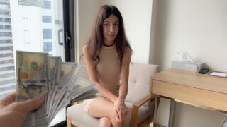 Hotel room service - de gastvrouw stemde toe om seks te hebben met de gast voor geld