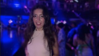 Gehoornd meisje stemde toe met een wilde neuken in de club wc