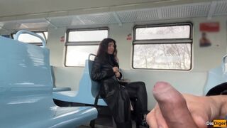 Riskante haan flash trein om te eindigen met een vreemde chick