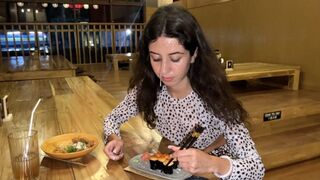 Ik genoot van zijn gezicht in de kelder van een meisje, etend met een schattig gezicht op sushi gauges