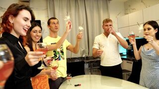 Tiener studenten oudejaarsavond feest hebben een groep neuken