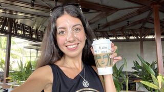 Tiener pijpbeurt in de badkamer van de Starbucks - spuit pik op zijn gezicht na koffie met slijm in het midden