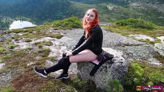 Tiener rood meisje masturberen in de bergen naar orgie