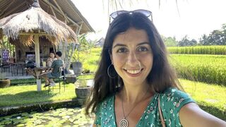 Tiener meisje met sperma gezicht carbonara eten in een openbaar café