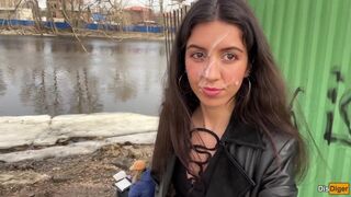 Spermafresh meisje loopt in het park met hete spatten op haar gezicht