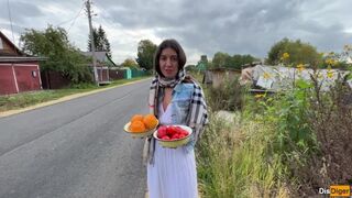 Ik vroeg de boer me te laten zien hoe hij sappige groenten en fruit voedt