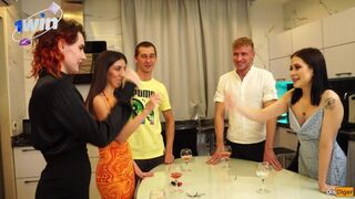 Nieuwjaarsseks in de swingers club - een groot lul gevecht!
