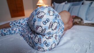 Mostoha moeder wordt wakker door haar stijve staart, helpt haar zoon ervan te genieten snel