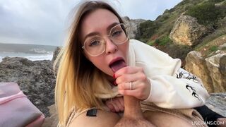 Twee hete 18-jarige blonde tiener geneukt op de strand tour