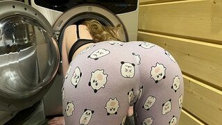 Sexy meisje krijgt vast in de wasmachine en krijgt haar lul anny walker