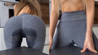 Tiener meisje wrijven zich wild aan de tafel terwijl haar leggings zijn vol spuiten