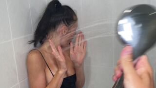 Hete kamergenoot onder de koude douche na het feest