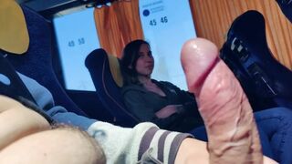 Alien tiener zuigt de man in de bus