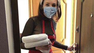 De meid keert terug naar het oude hotel met haar grote borsten