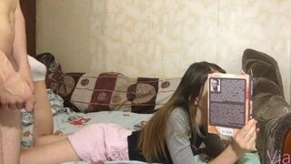 Hij wachtte tot hij het boek neerlegde en neukte haar - Via Hub