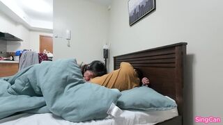 Ze maakt Aziatische milfs wakker en haar vriend neukt onder de deken 2024!