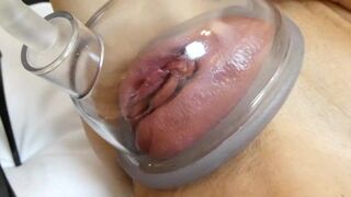 Hot milf pompt haar kut en neukt haar hard in een rijpositie met meerdere sprays