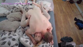 Mia maakt de liefde en krijgt een mooie smaak in nieuwe kousen
