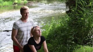 Blonde tiener poesje en mond bedekt met prachtige natuur