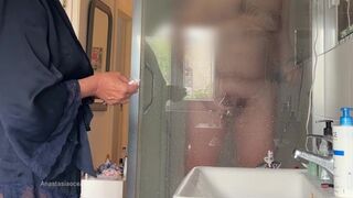 Mijn man betrapte me in de douche en sloeg zijn lul naar me