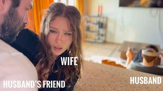 Vrouw bedriegt haar man met haar beste vriendin tijdens het spelen in een vr helm