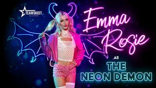 De neon demon smeekt om een lul met zijn grote groene ogen