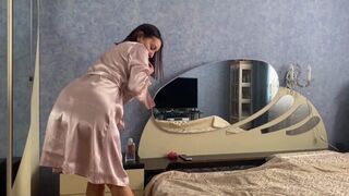 Hot milf stiefmoeder in een zijden mantel springt op haar lul en schiet zichzelf