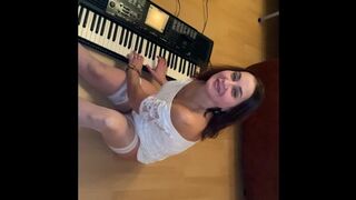 Hot milf tumanova speelt piano en zuigt lul wild
