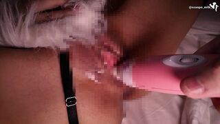 Geschoren schoonheid neukt wild in honden, ze komen binnen en ze krijgen haar poesje opgewonden met een vibrator!