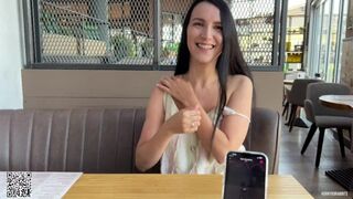Eva geniet van het openbare restaurant met haar geliefde ferri afstandsbediening vibrator