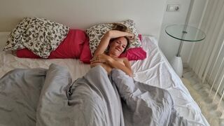 Hete kerel neukt zijn vriend zijn vrouw nadat hij weg is en maakt een video voor hem