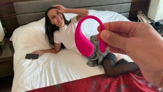 Nogmaals, hij controleert mijn piek met de vibrator