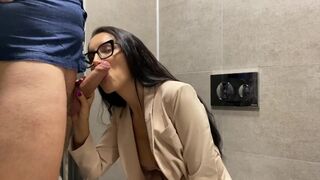 De baas neukt de geile secretaresse in het toilet