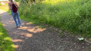 Schaamteloze tiener meisje betrapt me slaan mijn lul, en ze is van plan wilde dingen