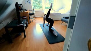 Tiener fitness meisje vingerde zichzelf en neukte hem hard