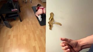 Gevuld in een studentenflat: Een sexy college meisje kan niet weerstaan mijn harde pik