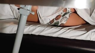 In de trein neukt hij publiekelijk zijn getrouwde passagier partner, doet hij alsof hij een producent is