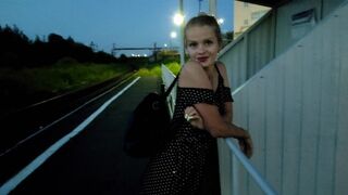Hot blond, wachtend op de trein, krijgt een gigantische lul en schiet haar kut in het openbaar